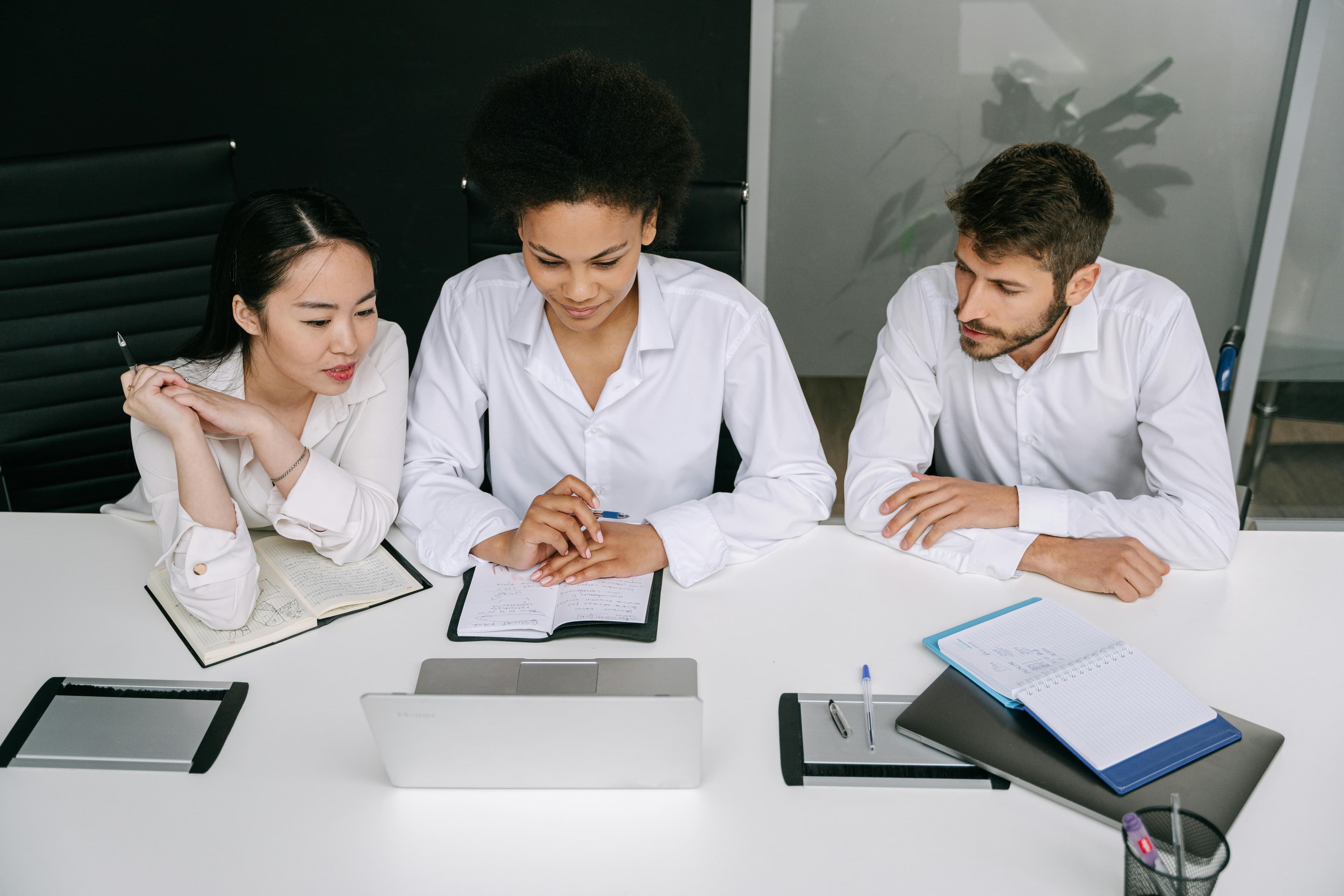Equipe E9 Tecnologia em reunião de trabalho