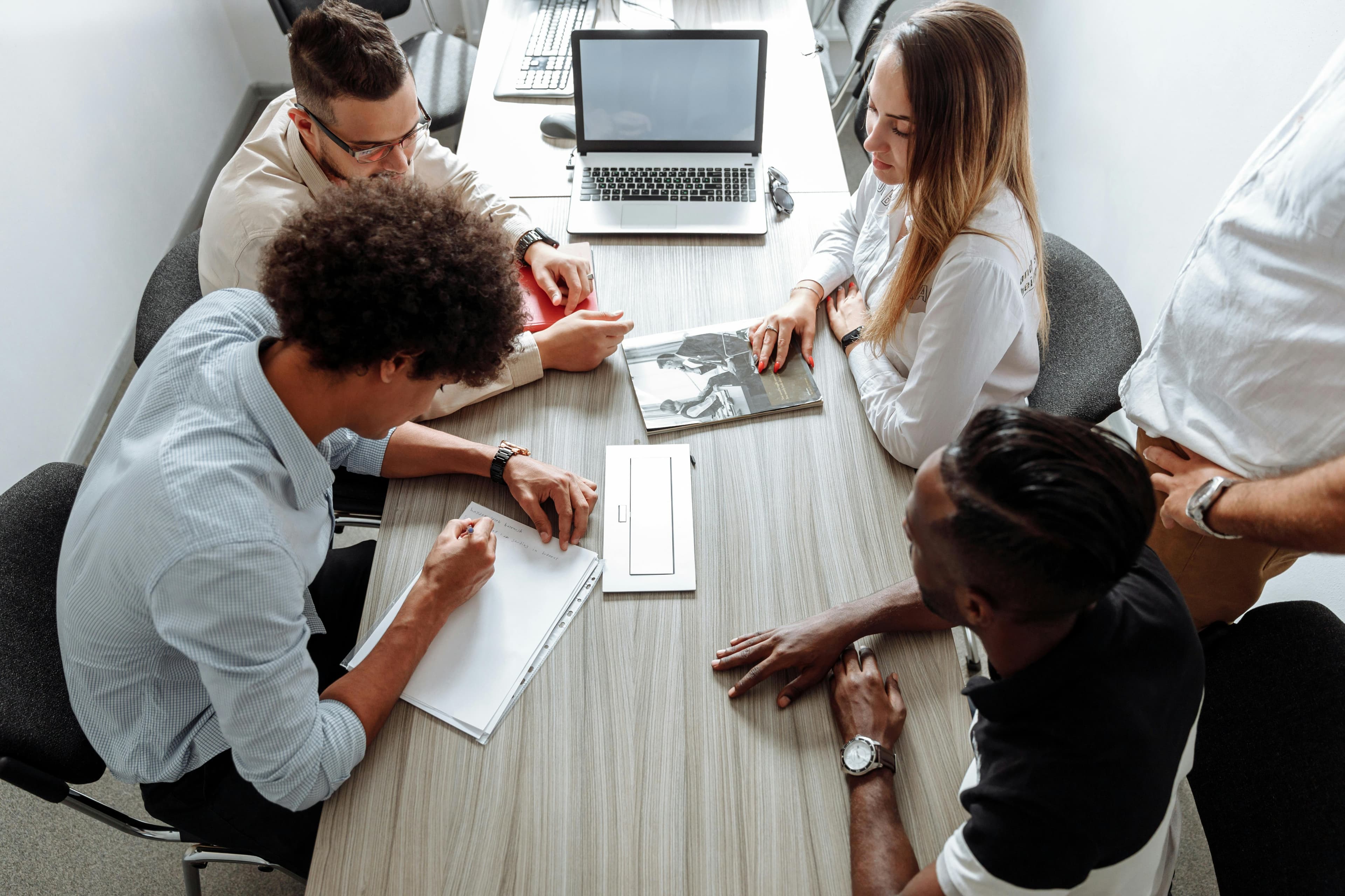 Equipe analisando dados financeiros e operacionais