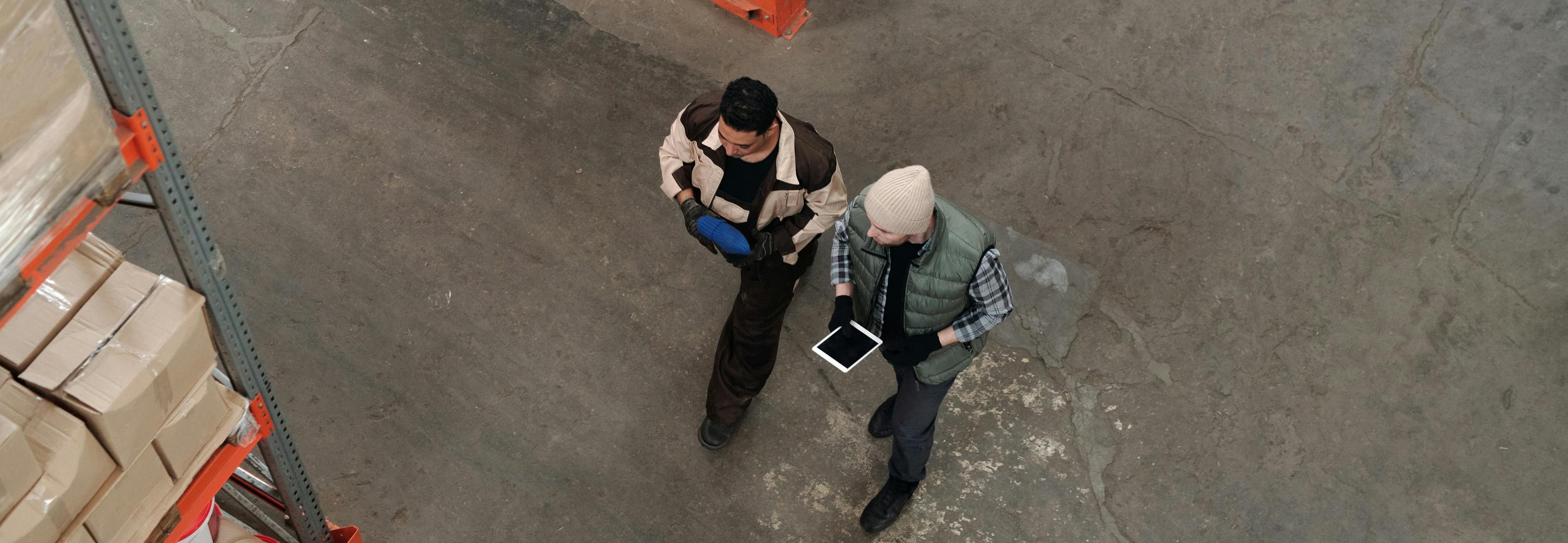 Operador em chão de fábrica com coletor Android — RFID integrado ao ERP